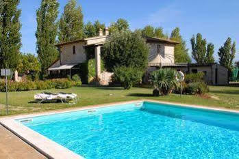 Agriturismo Le Due Torri Torre Quadrano 斯佩洛 外观 照片