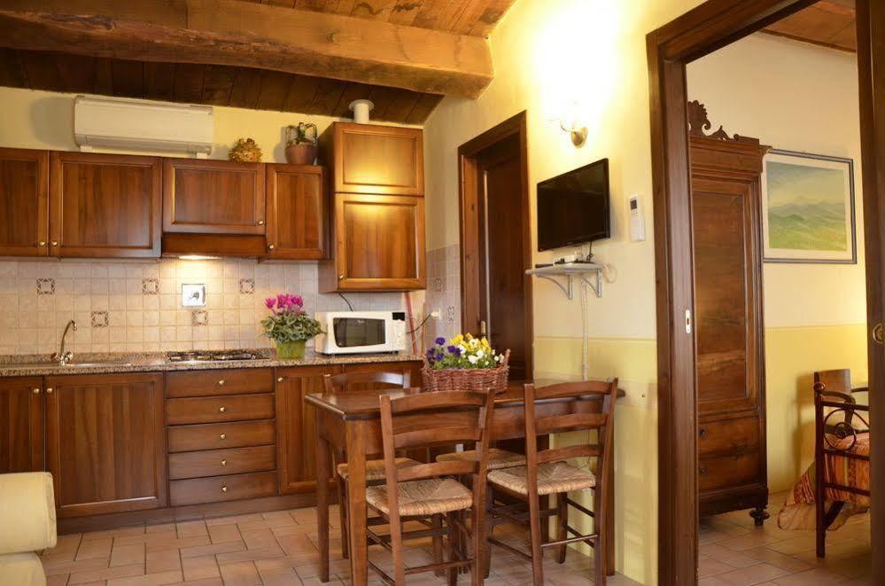 Agriturismo Le Due Torri Torre Quadrano 斯佩洛 外观 照片
