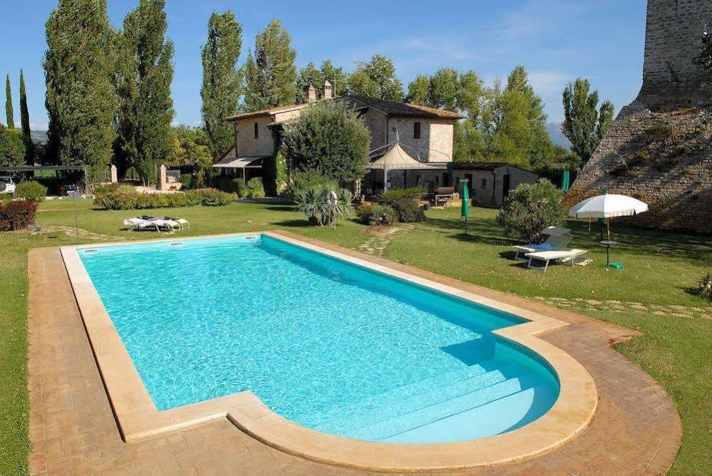 Agriturismo Le Due Torri Torre Quadrano 斯佩洛 外观 照片